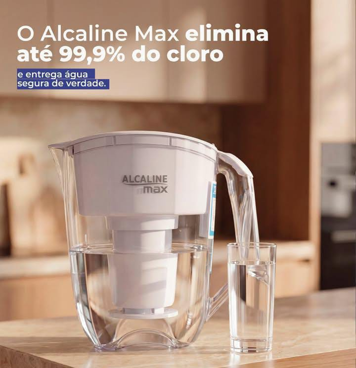 Jarra Alcaline Max filtrando água em uma cozinha